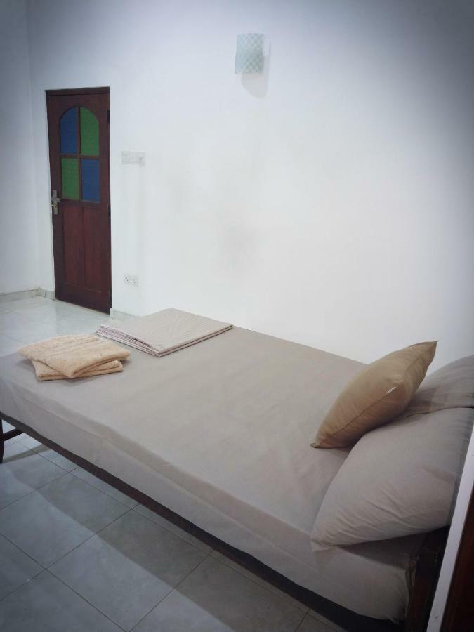 The Kaktus House At Airport Hostel Katunayaka Buitenkant foto